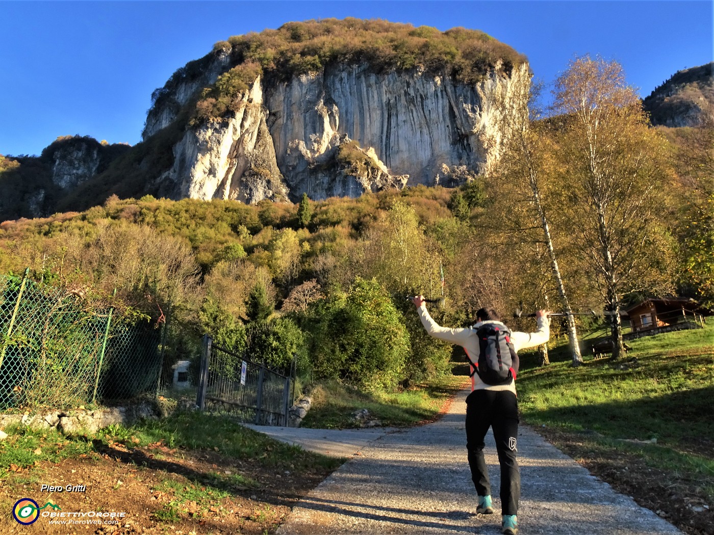 01 Da Cornalba 873 m) partenza per il Sentiero partigiano della Cornabusa con vista in Corna Bianca .JPG